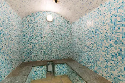 a room with blue and white tiled walls at Résidence Les Fermes du Soleil - maeva Home - Appartement 3 pièces 6 personnes - Sélection MAE-8004 in Les Carroz d'Araches