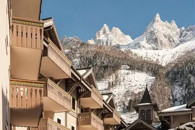 a building with a view of a snowy mountain at Résidence La Ginabelle - maeva Home - Appartement 3 Pièces 6 Personnes - Prestige MAE-2304 in Chamonix-Mont-Blanc