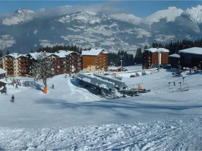 a ski resort in the snow with mountains in the background at Appartement sud vue pistes, terrasse, équipement complet, sans animaux - FR-1-642-84 in Morillon