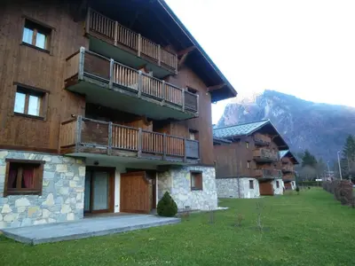 a large building with balconies on the side of it at Appartement T3 avec balcon et grande terrasse, proche centre et ski-bus, parking inclus - FR-1-624-149 in Samoëns