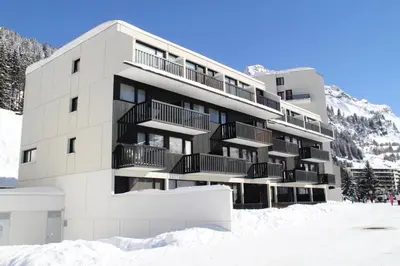 a building with snow in front of it at Résidence Gemeaux - Studio rénové · Centre station · Balcon MAE-0491 in Magland