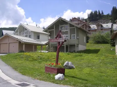 a street sign in front of a house at Chalet lumineux à Flaine avec garage et grand salon - FR-1-425-210 in Arâches-la-Frasse