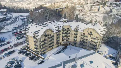an aerial view of a hotel in the snow at Parfait pour 6 personnes au pied des télécabines in Saint-Gervais-les-Bains