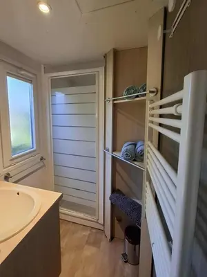 a bathroom with a sink and a toilet and a tub at Mobil home 4 personnes au pied du Grand Massif à Samoëns in Samoëns