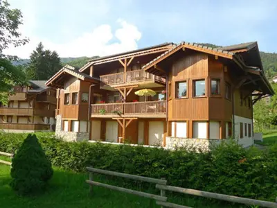 a large wooden house with a fence in front of it at Appart spacieux 6 pers Samoëns avec animaux admis - FR-1-629-151 in Samoëns