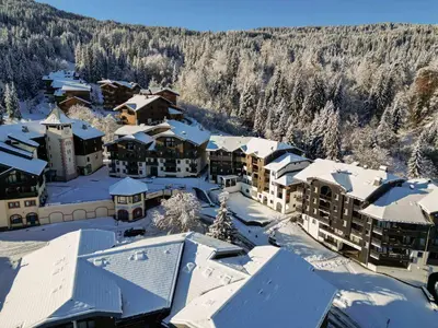 a building with balconies on the side of it at Bel appartement 1 chambre, coin montagne, balcon, animaux admis - FR-1-642-107 in Morillon