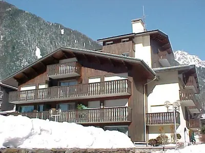 a large building with a balcony in the snow at Studio lumineux proche des pistes, animaux admis - FR-1-517-32 in Chamonix-Mont-Blanc