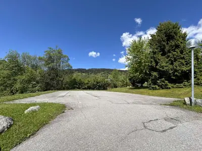 an empty road with a street light on the side at Studio confortable avec balcon, proche des pistes - 2 couchages à Demi-Quartier - FR-1-597-18 in Demi-Quartier