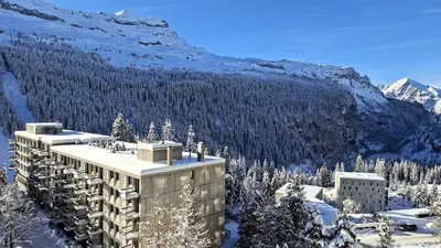 a building in the snow with a mountain at Résidence Vega - Studio lumineux · Proche des pistes et des commerces · Balcon MAE-7400 in Flaine