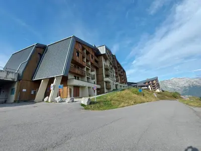 an empty street in front of a building at Studio cosy aux pieds des pistes, vue splendide - FR-1-624-53 in Samoëns