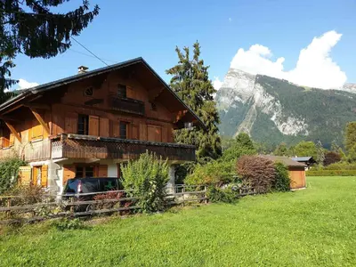 a house with a car parked in front of it at Appartement chalet calme, proche centre, animaux acceptés - FR-1-624-45 in Samoëns