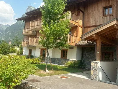 a building with a tree in front of it at Superbe duplex, proche télécabine, animaux acceptés - FR-1-624-13 in Samoëns