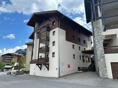 a living room with a couch and a tv at Confortable appartement 3 chambres avec WiFi pour 8 personnes - FR-1-642-7 in Morillon