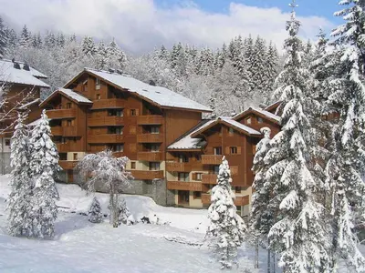 a large bed in a room with a wooden ceiling at Duplex 10 pers. au pied des pistes à Morillon - FR-1-642-2 in Morillon