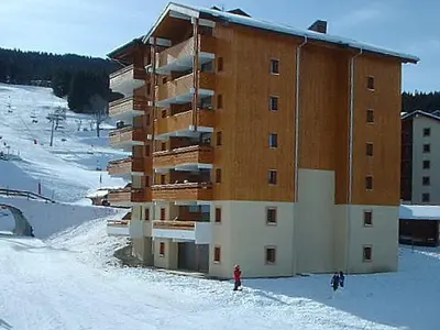 a building in the snow with people standing in front of it at Appartement spacieux 6 pers. proche jardin d'enfants - FR-1-642-58 in Morillon