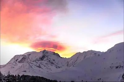 a sunset over a snow covered mountain range at Centre Saint-Gervais studio Jaune moderne proche télécabine 2 pers in Saint-Gervais-les-Bains