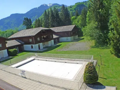 an overhead view of a swimming pool in front of some houses at Appartement 3 pièces avec terrasse, animaux acceptés et parking - FR-1-629-106 in Samoëns