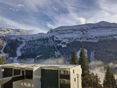 a building with a view of a mountain at Studio rénové 4 pers · Centre Flaine · Balcon Sud - FR-1-425-176 in Flaine