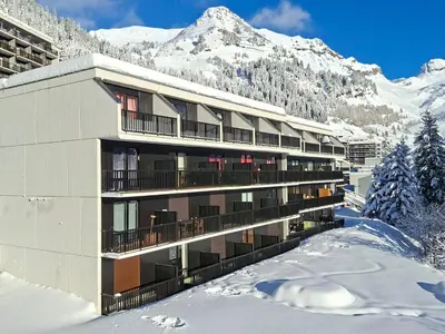 a building in the snow with a mountain at Studio rénové avec balcon proche des pistes, casier à ski - FR-1-425-156 in Flaine