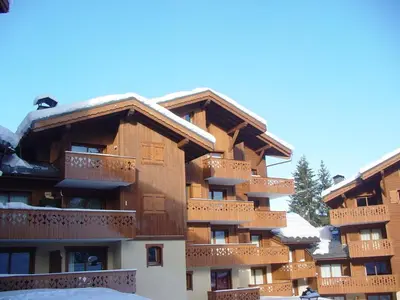 a kitchen with a wooden table and chairs at Charmant appartement 4 pièces 8 pers., ski au pied, animaux acceptés, wifi à Morillon - FR-1-815-86 in Morillon