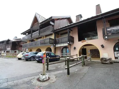 a building with cars parked in a parking lot at Studio 4 pers avec balcon, près des remontées mécaniques - FR-1-572-149 in Arâches-la-Frasse