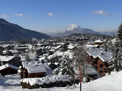 a town covered in snow with mountains in the background at Spacieux 3 pièces au centre d'Arâches-la-Frasse, 6 pers., proche pistes et commerces - FR-1-572-69 in Arâches-la-Frasse
