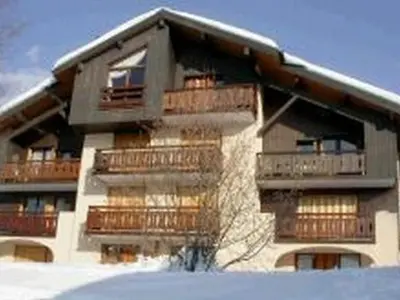 an apartment building with balconies and snow on the ground at 2 pièces, 4 pers, terrasse, rez-de-jardin, face aux pistes, proche centre, équipements inclus - FR-1-572-160 in Arâches-la-Frasse