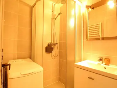 a bathroom with a shower and a toilet and a sink at Studio 4 pers, rénove, lave-vaisselle, parking, pied des pistes - FR-1-572-197 in Arâches-la-Frasse