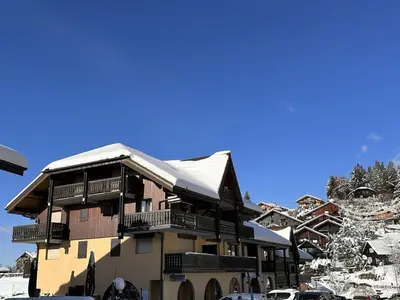 a building with snow on top of it at Studio cosy 4 pers. au pied des pistes avec balcon - Proche centre et commodités - FR-1-572-151 in Arâches-la-Frasse