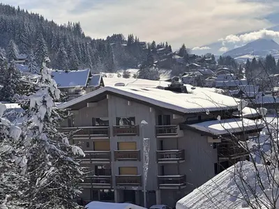 a building with snow on top of it at 3 pièces pour 6 personnes face aux pistes et commerces, stationnement inclus - FR-1-572-190 in Arâches-la-Frasse
