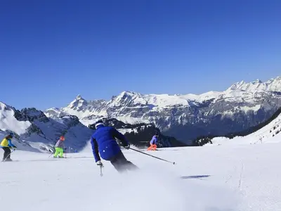 a group of people skiing down a snow covered mountain at Studio au pied des pistes avec terrasse – 4 pers, lave-vaisselle & lave-linge - FR-1-572-135 in Arâches-la-Frasse