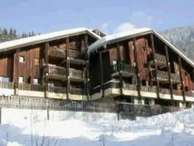 a train sitting on a bridge in the snow at Studio au pied des pistes avec terrasse – 4 pers, lave-vaisselle & lave-linge - FR-1-572-135 in Arâches-la-Frasse