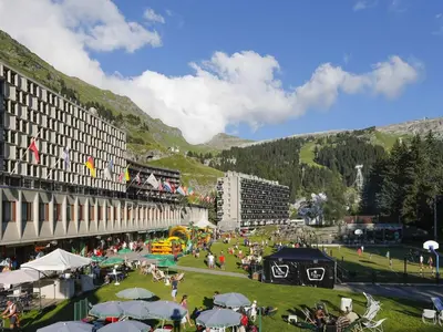 a group of people standing in a field with umbrellas at Appartement 2 pièces pour 6 personnes, au pied des pistes – Résidence Aldebaran, Flaine Forum - FR-1-687-95 in Arâches-la-Frasse