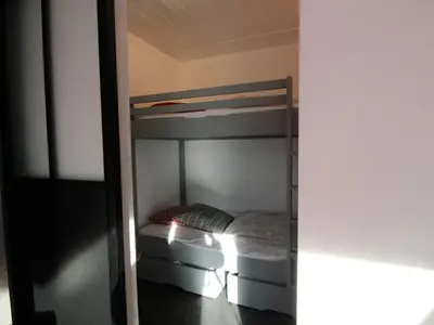 a bedroom with two bunk beds in a room at Studio rénové pour 4 pers, balcon, au pied des pistes et commerces - FR-1-687-111 in Arâches-la-Frasse